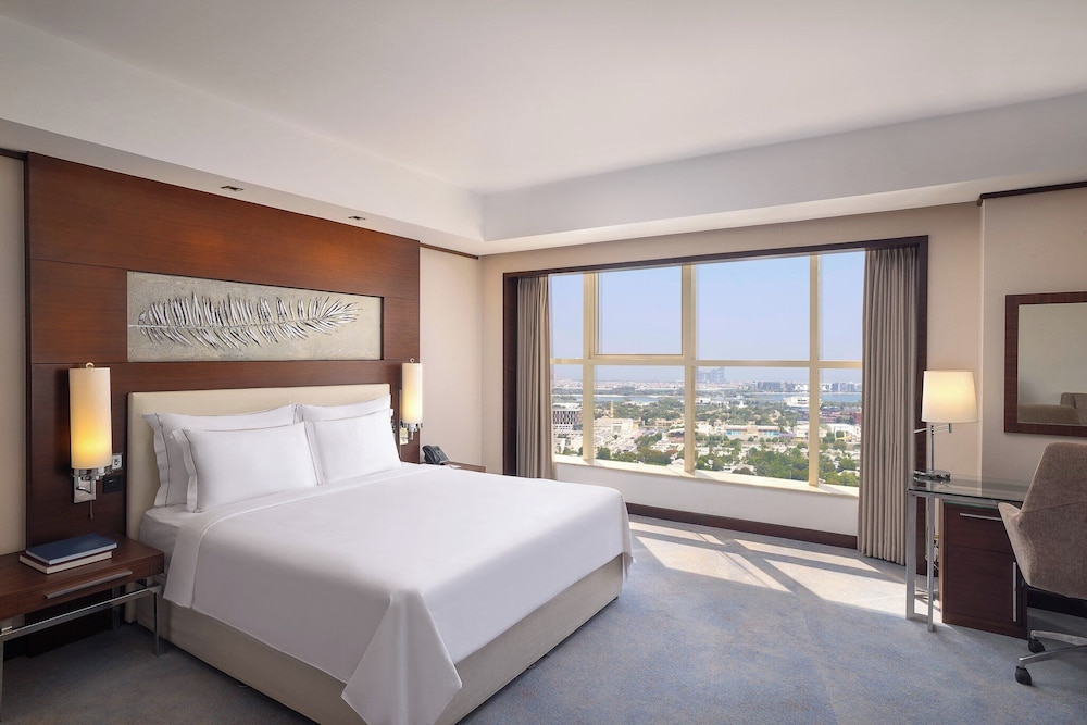 Business Suite, 1 King Bed, Club Lounge Access, Partial Sea View