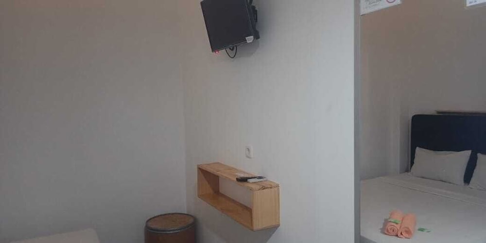 Deluxe Room (A/C) - Photo 2