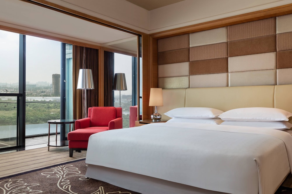 Club Suite, 1 Bedroom, River View - Photo 3