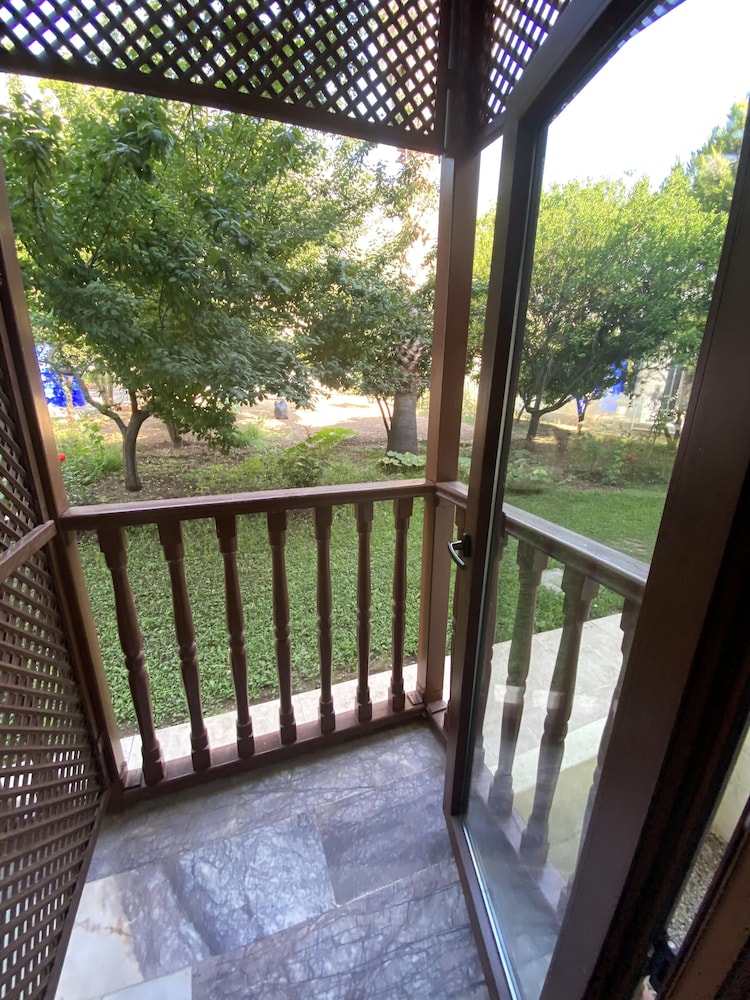 Standard Double Room - Photo 12