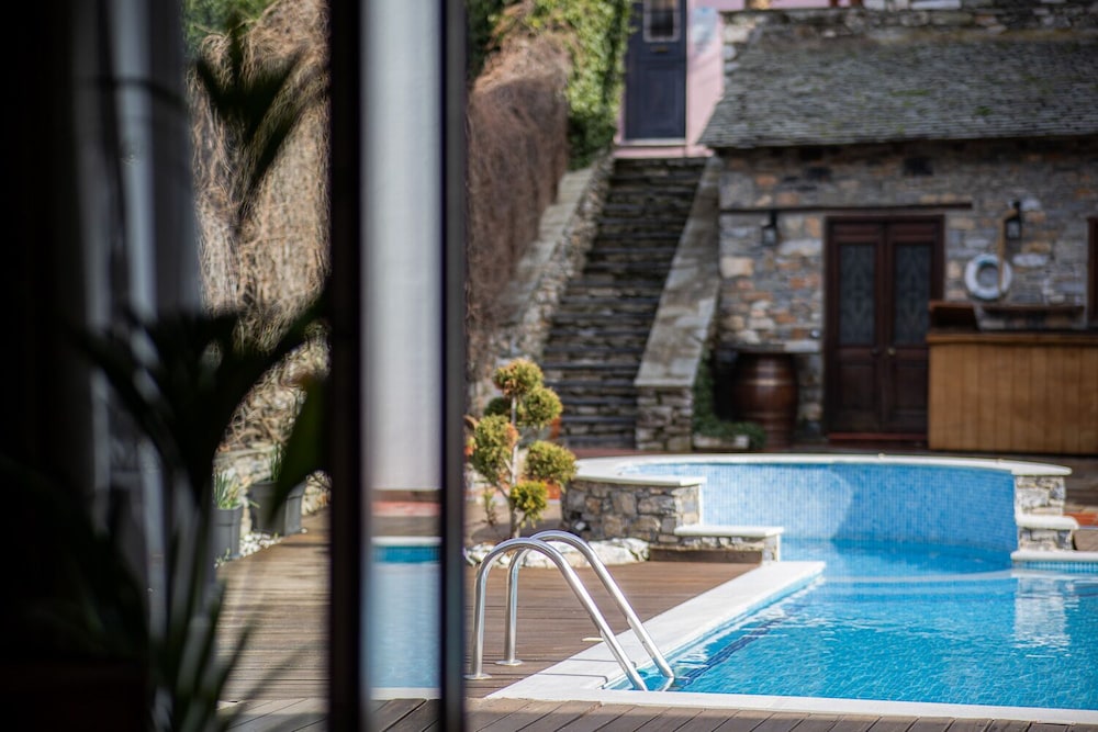 Deluxe Suite, Fireplace, Pool View photo 2