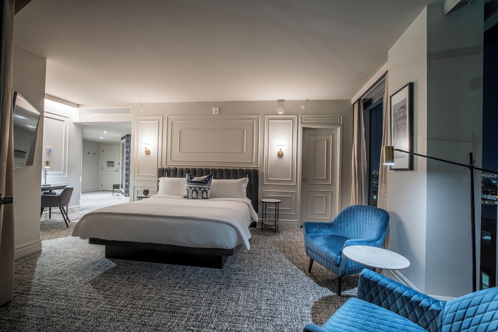 Room Horizon with Kind bed, balcony with Old Quebec view - Photo 2
