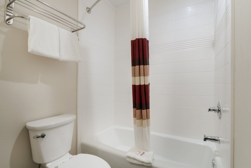 Deluxe Room, 1 King Bed, Non Smoking - Photo 6
