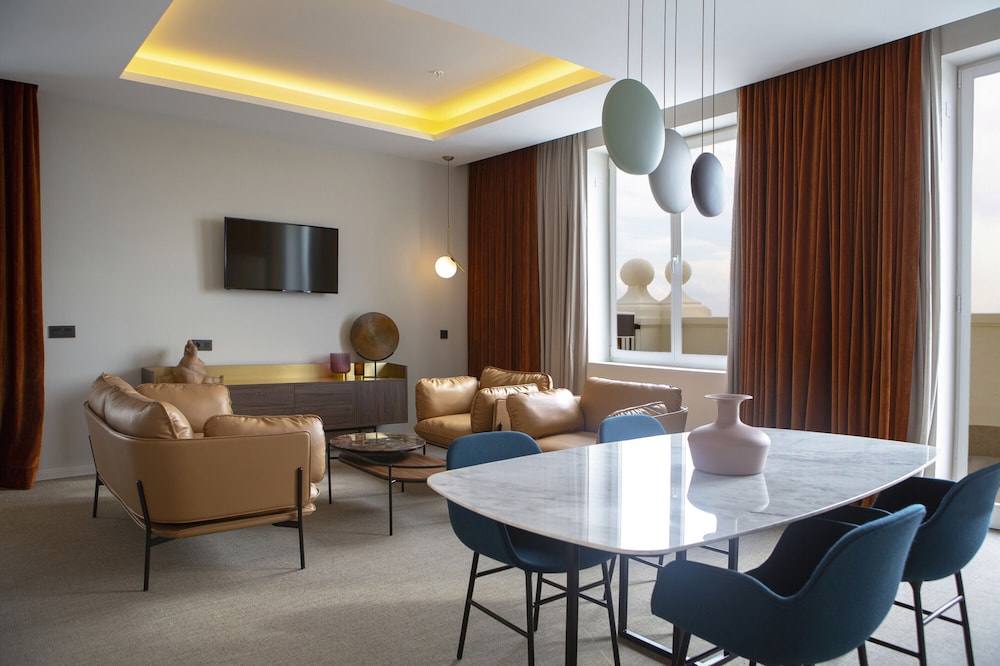 Presidential Suite Package thumbnail 5