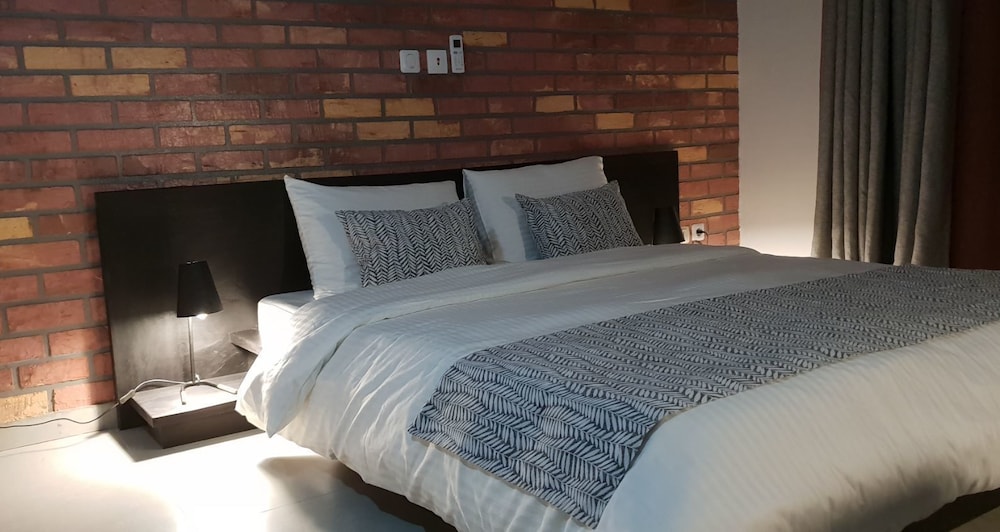 Deluxe Room, 1 Queen Bed photo 1