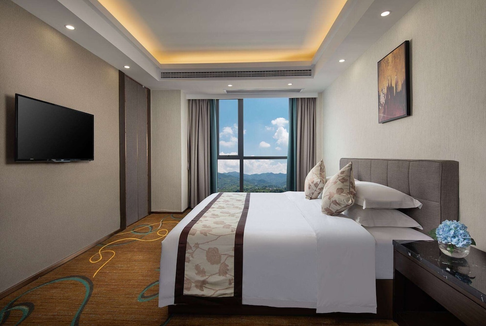 Room, 1 King Bed, Non Smoking, Mountain View - Photo 1