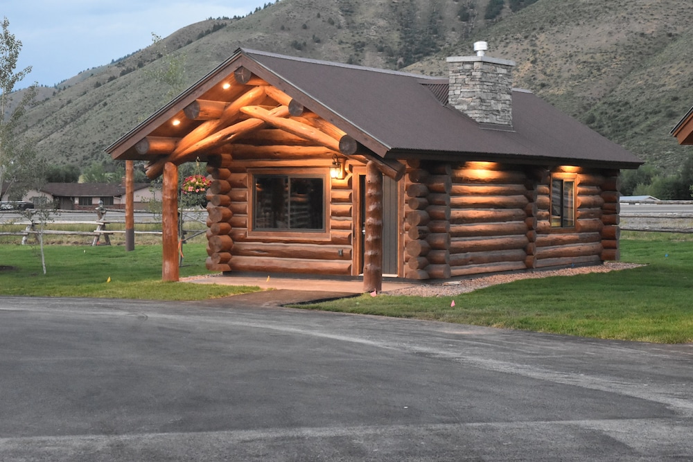 Small Cabin, 2 Queen Beds photo 2