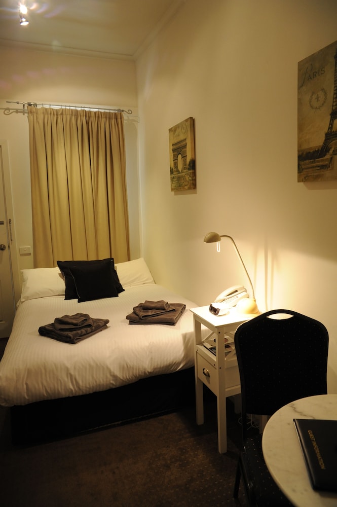 Budget Small Room photo 1