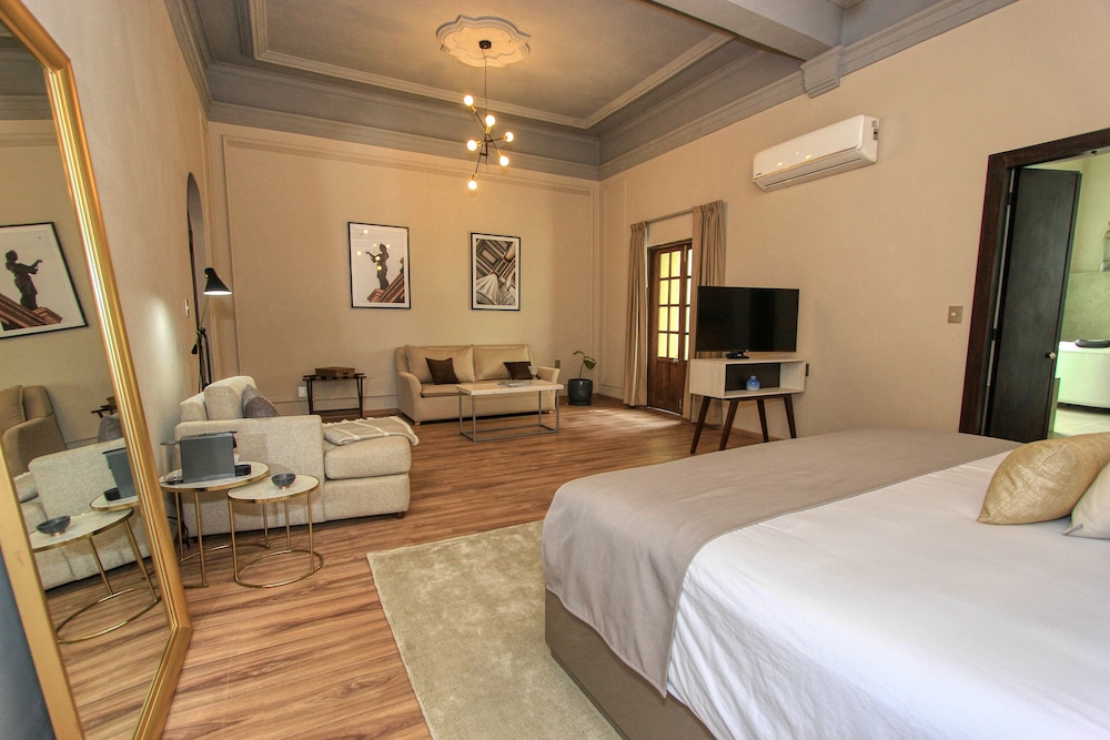 Presidential Suite, 1 King Bed with Sofa bed, Jetted Tub (Brunia) photo 1