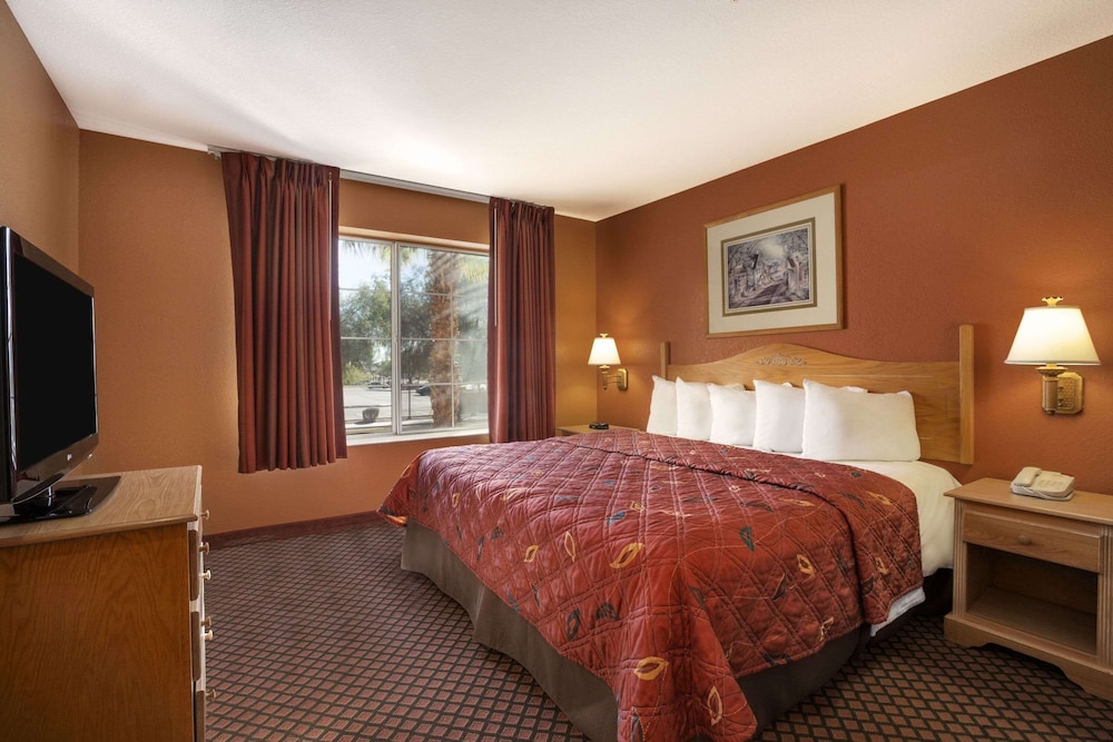 Suite, 1 King Bed, Non Smoking (One-Bedroom) - Photo 2