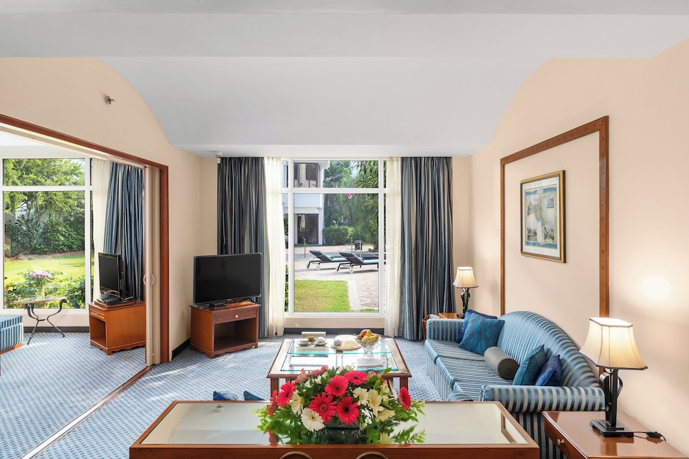 Suite, 1 Queen Bed, Pool View (Contemporary Suite)