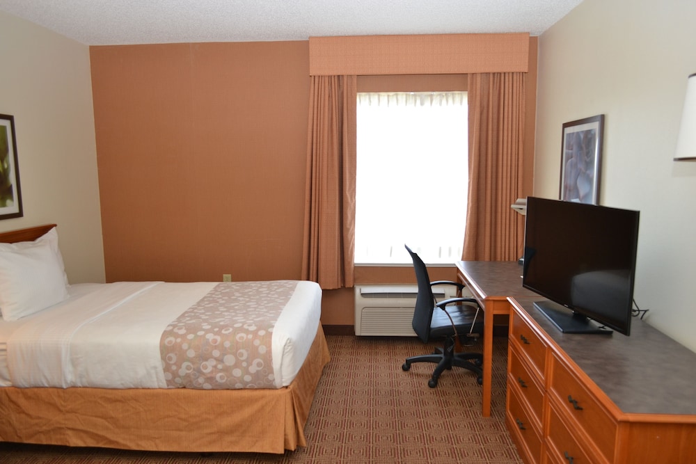 Room, 1 Double Bed, Accessible, Non Smoking (Mobility/Hearing Impaired Accessible) - Photo 3