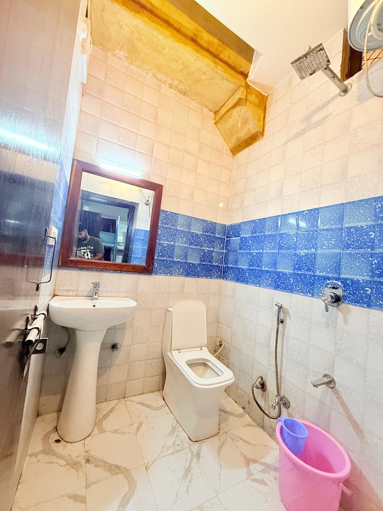 10 Bed Mixed Ac Dormitory room photo 2