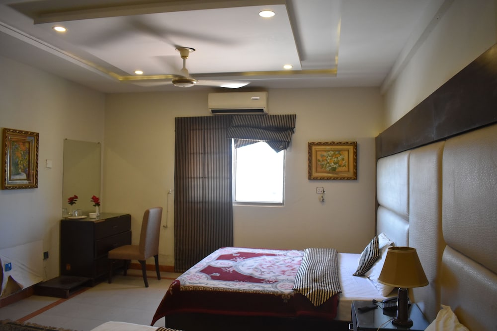 Standard Room, 1 Queen Bed photo 2
