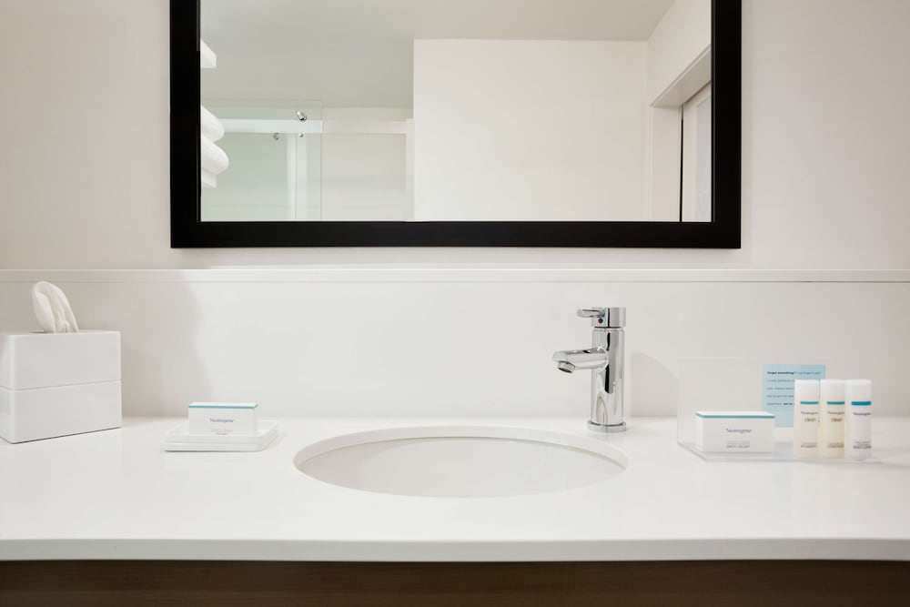 Room, 2 Queen Beds, Accessible (Hearing) photo 3