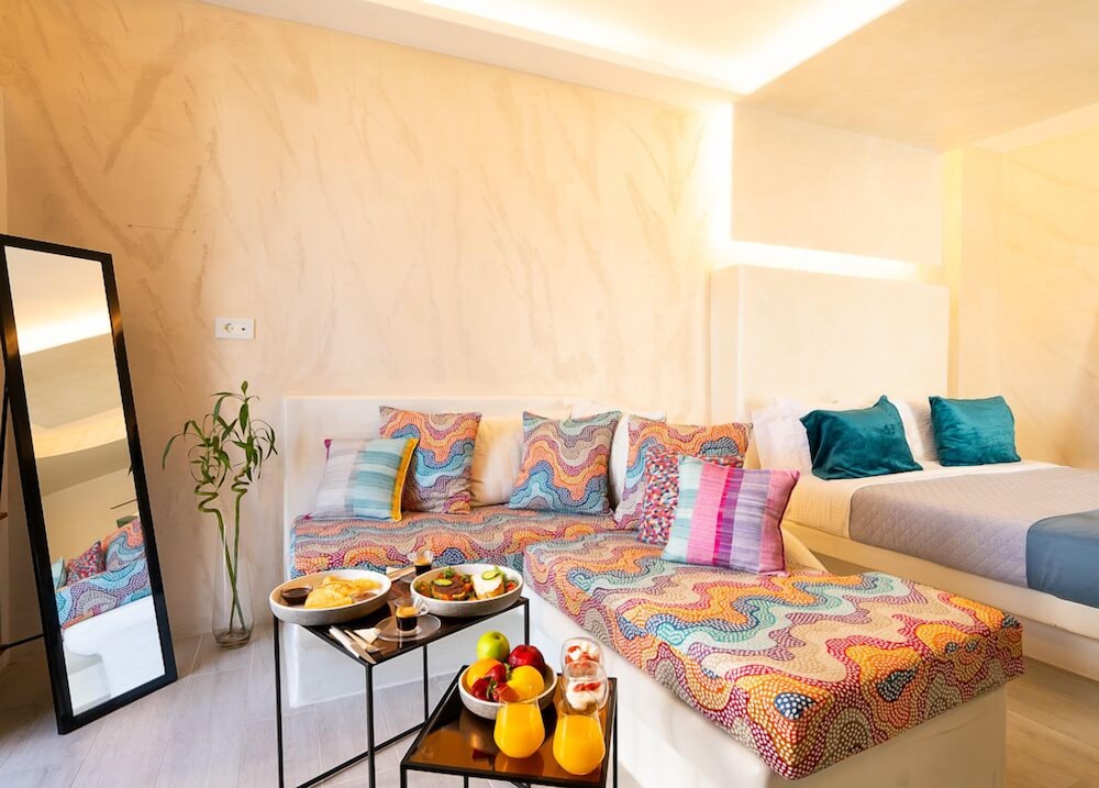 Saint Suite with indoor Jacuzzi bathtub