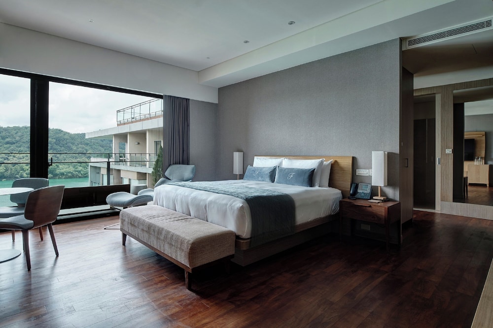 Deluxe Suite Lake View - Photo 1