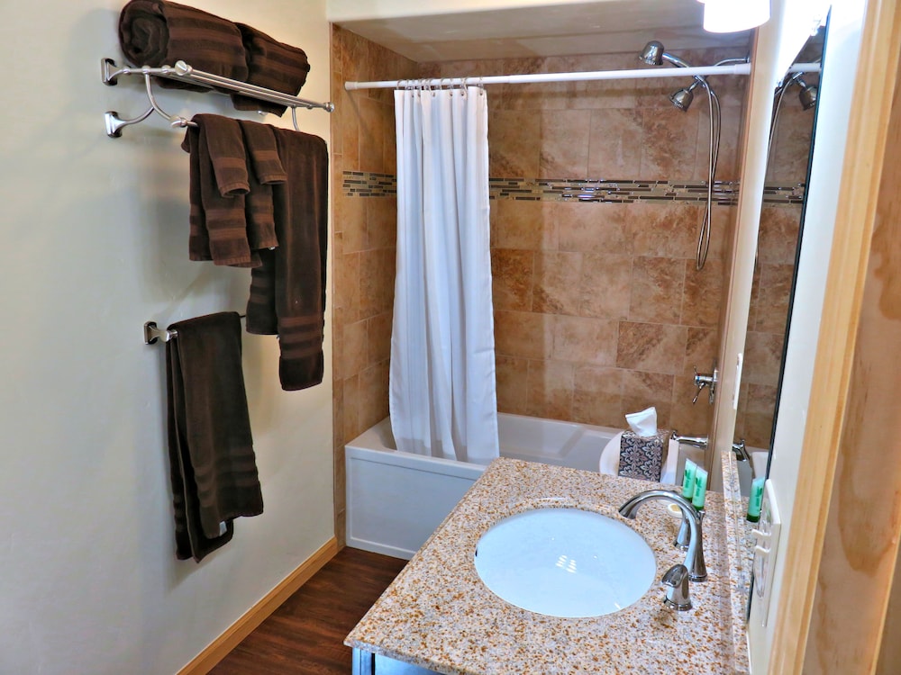 Romantic 1- Bedroom Condo with Full Kitchen photo 2