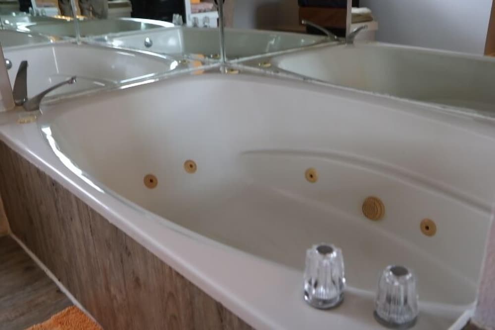 Honeymoon Suite, 1 Bedroom, Jetted Tub Upstairs Only (Room number 129) photo 2