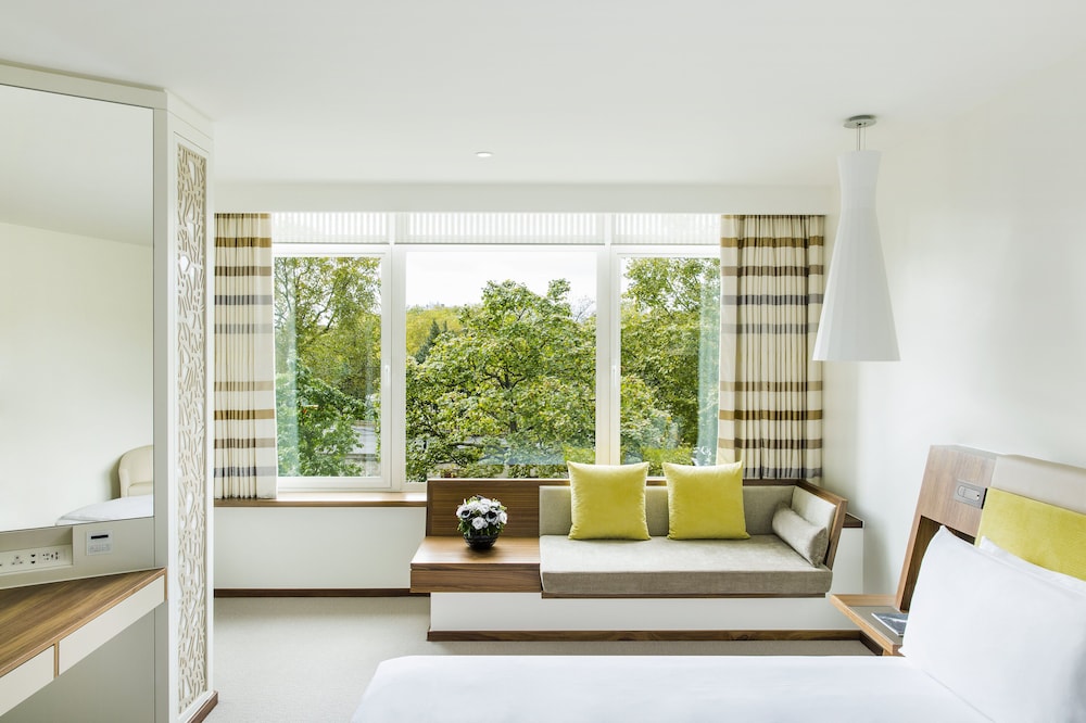 Room (Metropolitan Park)