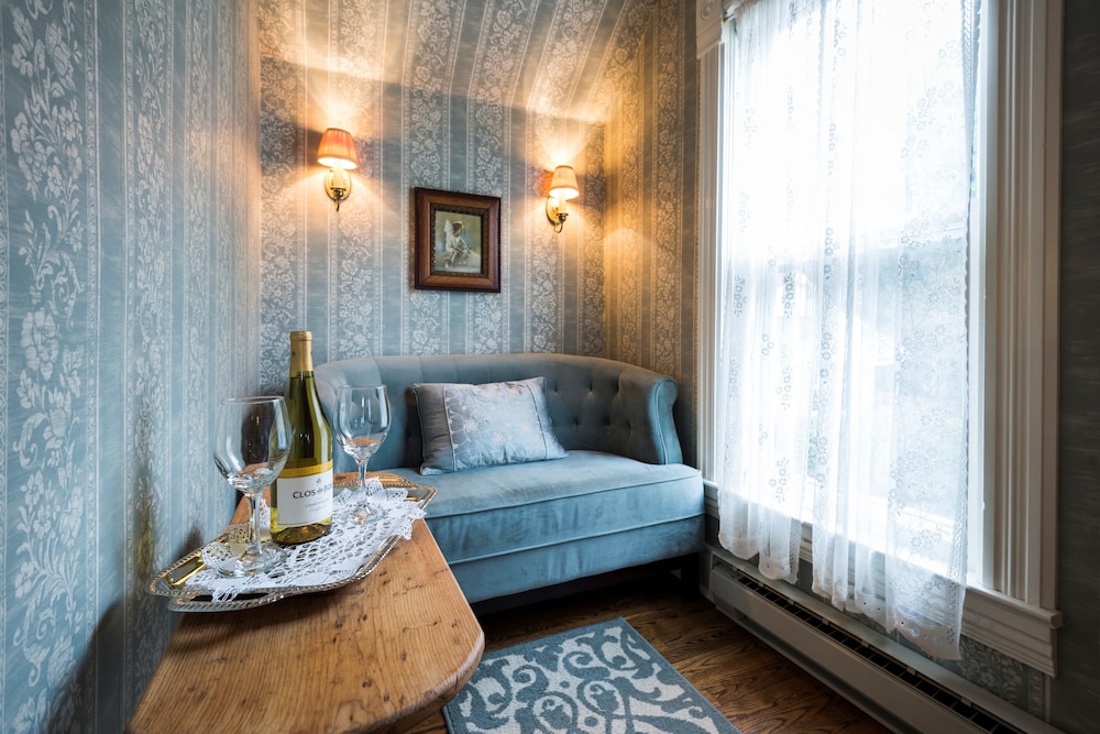 Room, Private Bathroom (Maria- Breakfast Included) photo 2