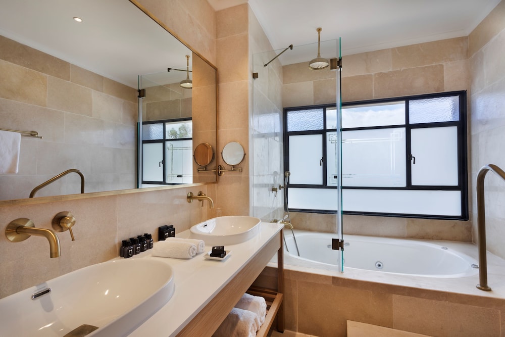 Deluxe Suite, Jetted Tub - Photo 4