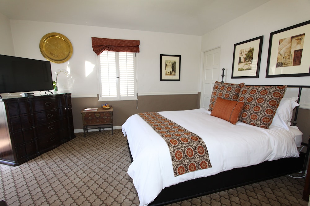 Standard Room, 1 Queen Bed photo 2