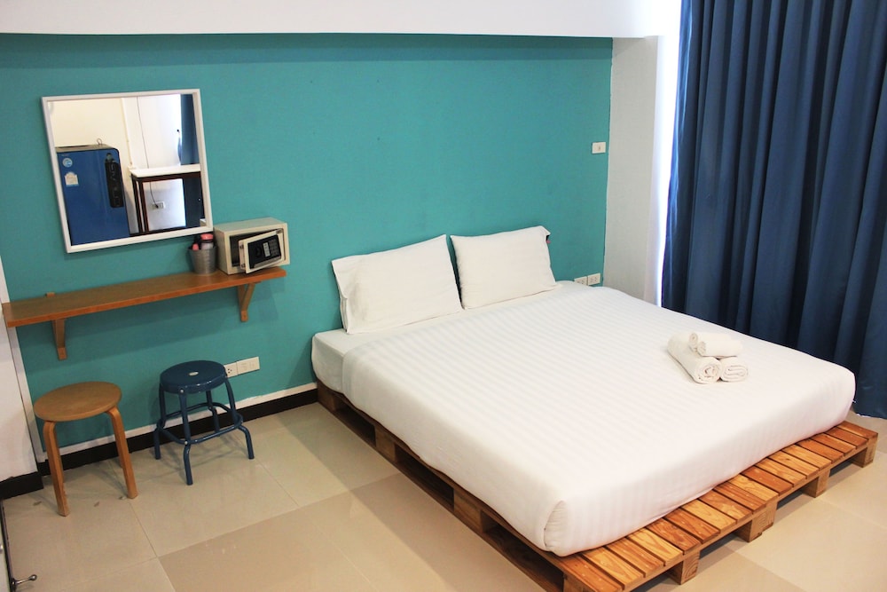 Basic Room, 1 Queen Bed, Non Smoking, City View photo 3