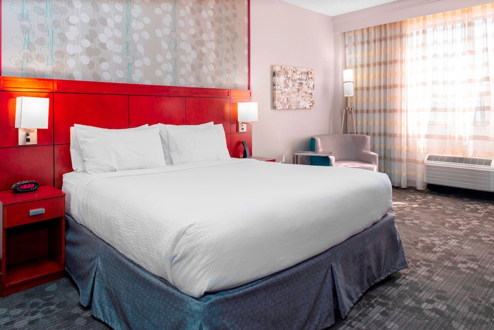 Suite, 1 Bedroom (Mobility Accessible, Tub) - Photo 3