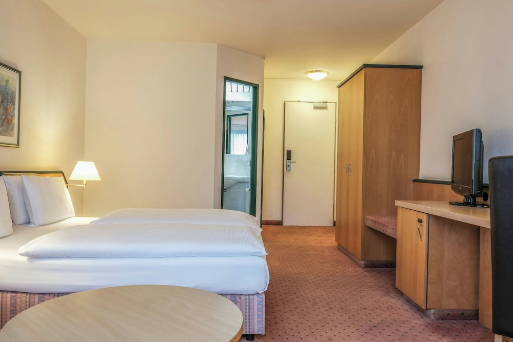 Standard Room, 1 Queen Bed - Photo 17