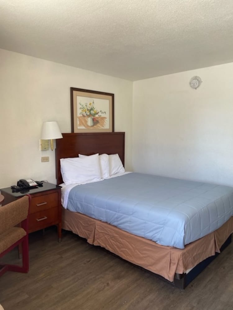 Room, 1 Queen Bed, Smoking photo 1