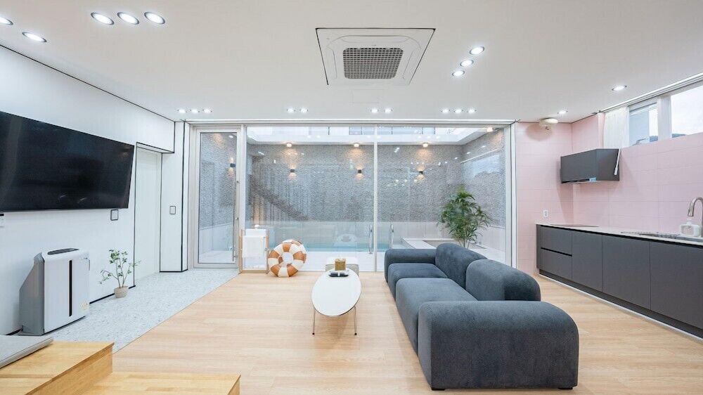 Room (Room 4)