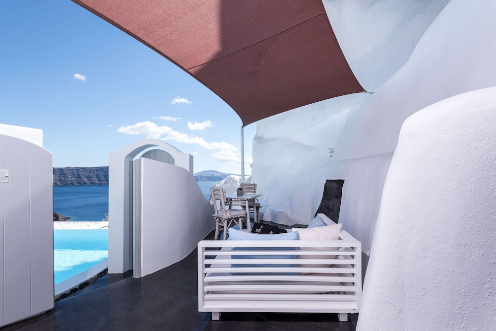 Deluxe Suite with Indoor Hot tub - Photo 6