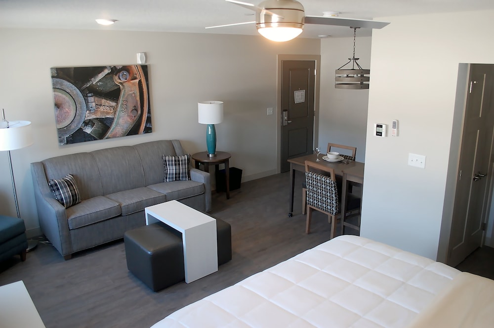 Classic Studio Suite, 1 King Bed with Sofa bed photo 3