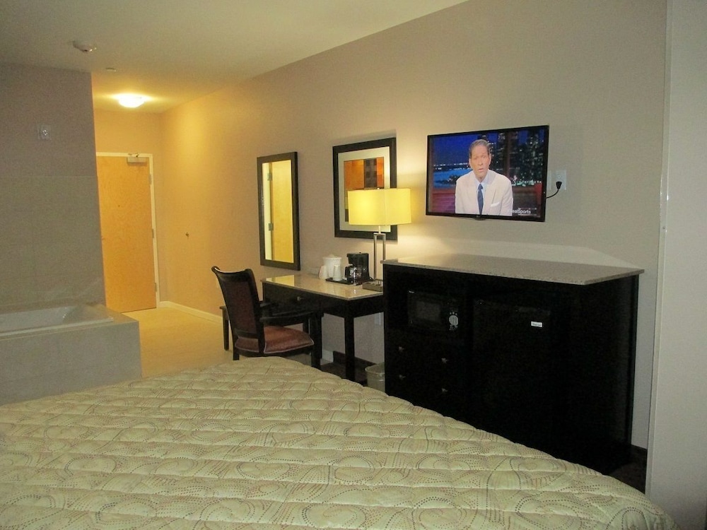 Deluxe Room, 1 King Bed, Jetted Tub photo 2