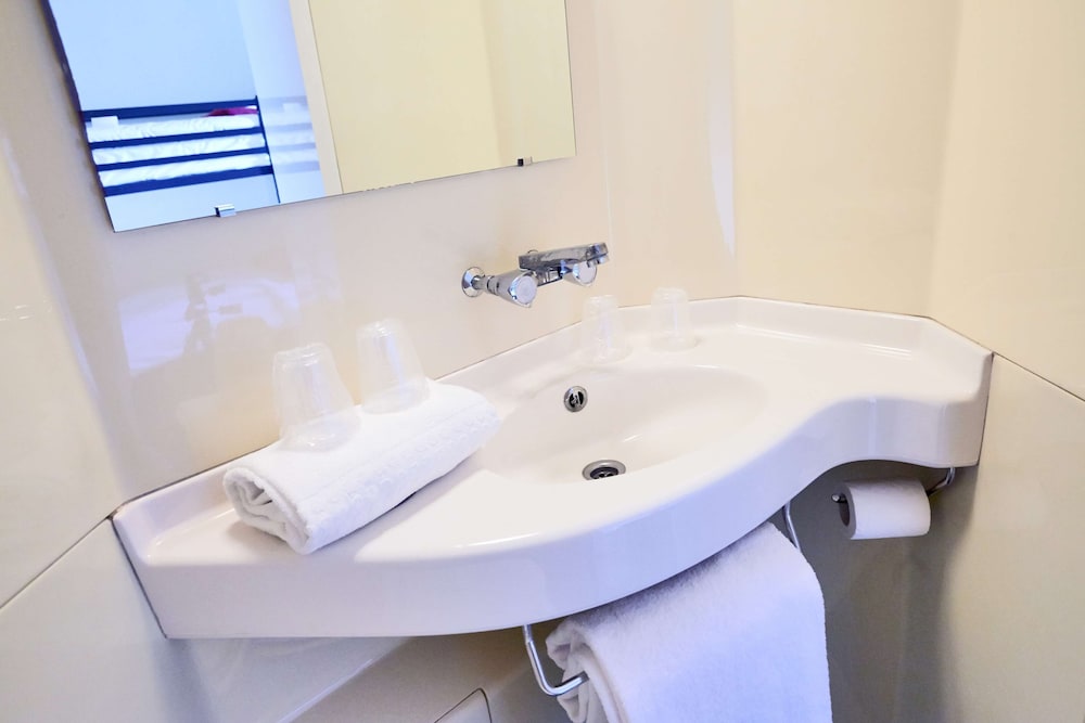 Standard Room, 3 Twin Beds - Photo 9