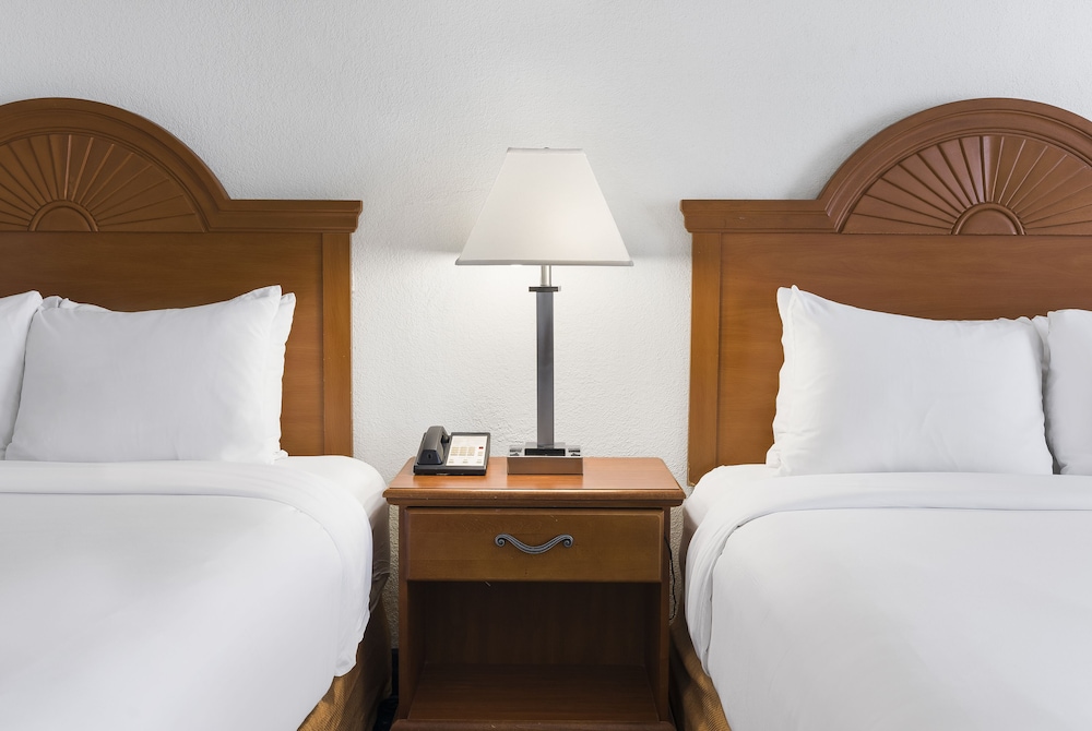 Standard Double Queen Room - Photo 6