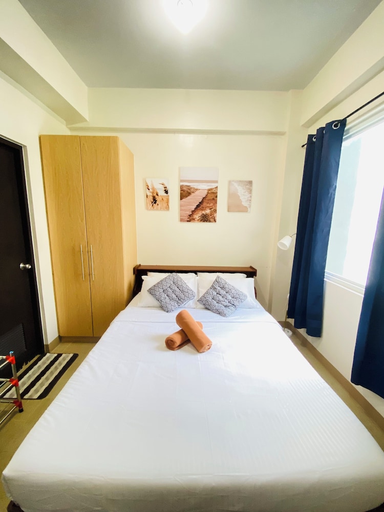 Family Studio, 1 Queen Bed, Balcony, Poolside photo 1