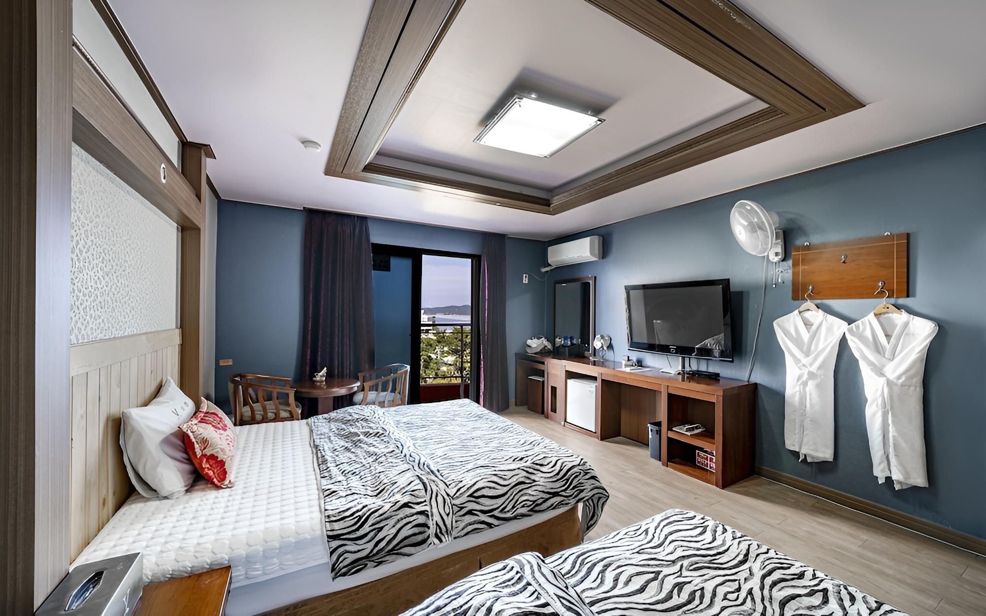 Room (Twin) - Photo 4