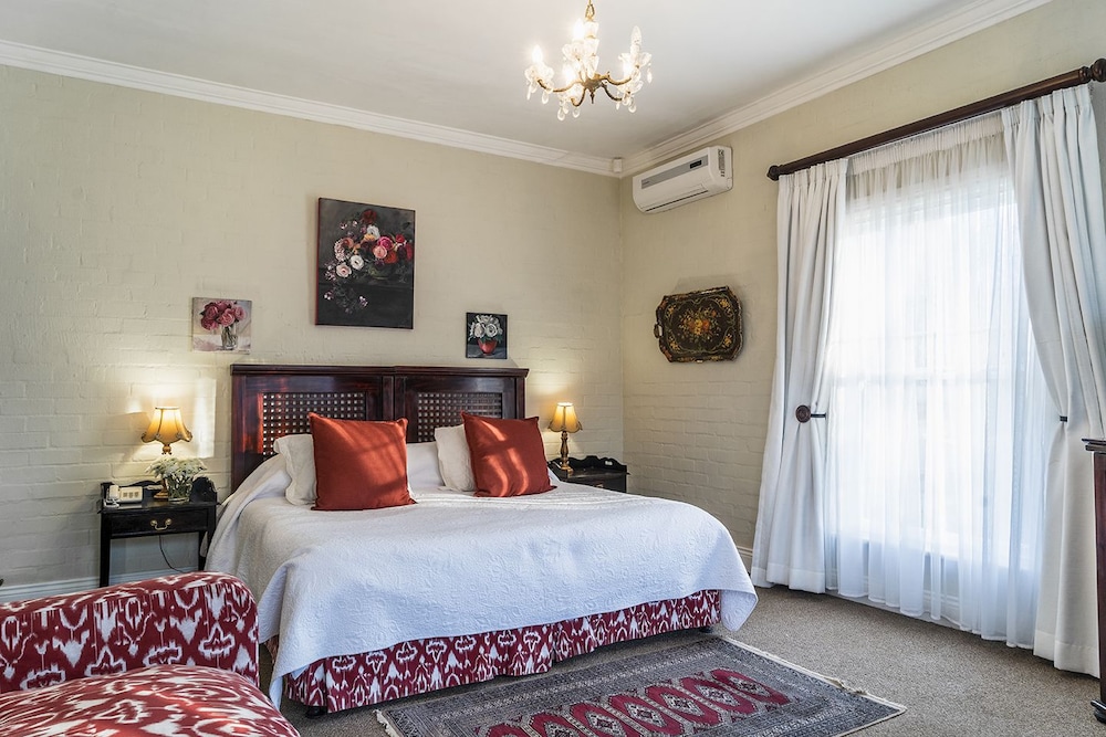 Deluxe Suite, 1 King Bed (Dam Facing)