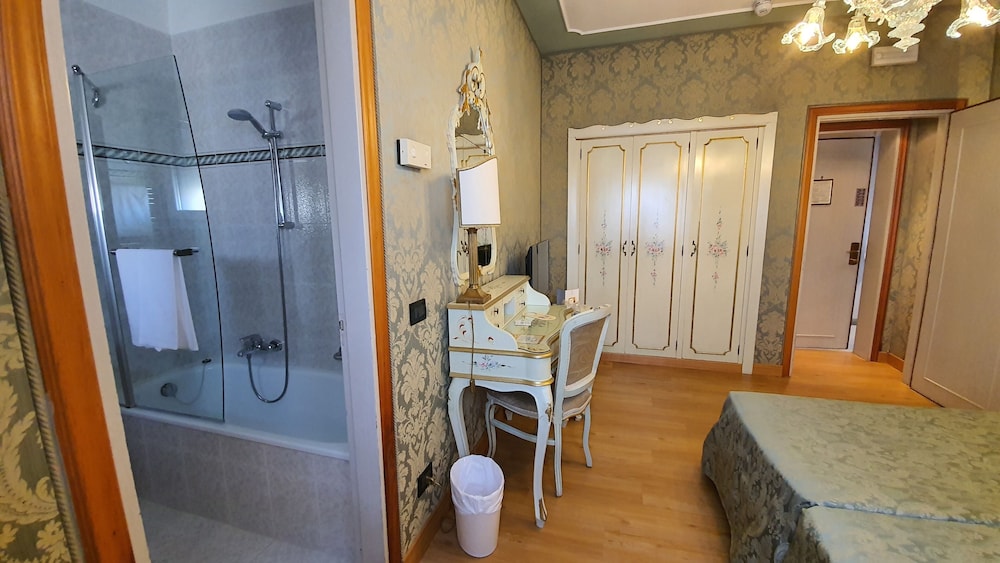 Classic Twin Room thumbnail 6