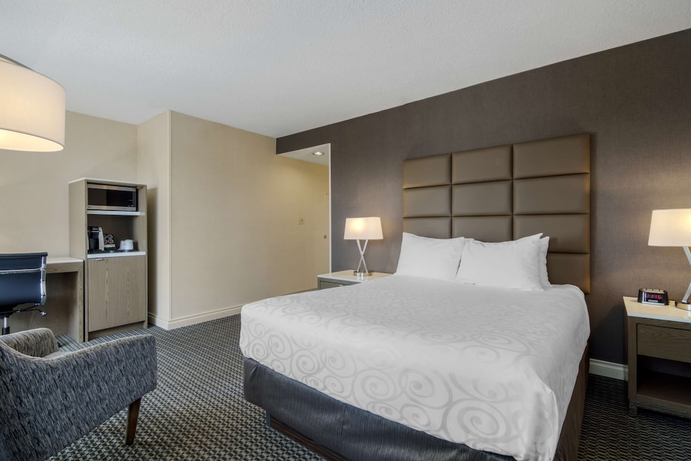Standard Room, 1 King Bed, Non Smoking, Balcony - Photo 2