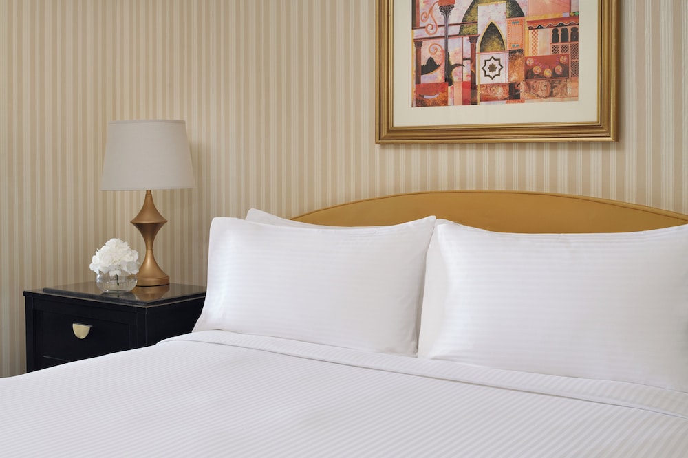 Classic Room, 1 King Bed, Accessible, Smoking