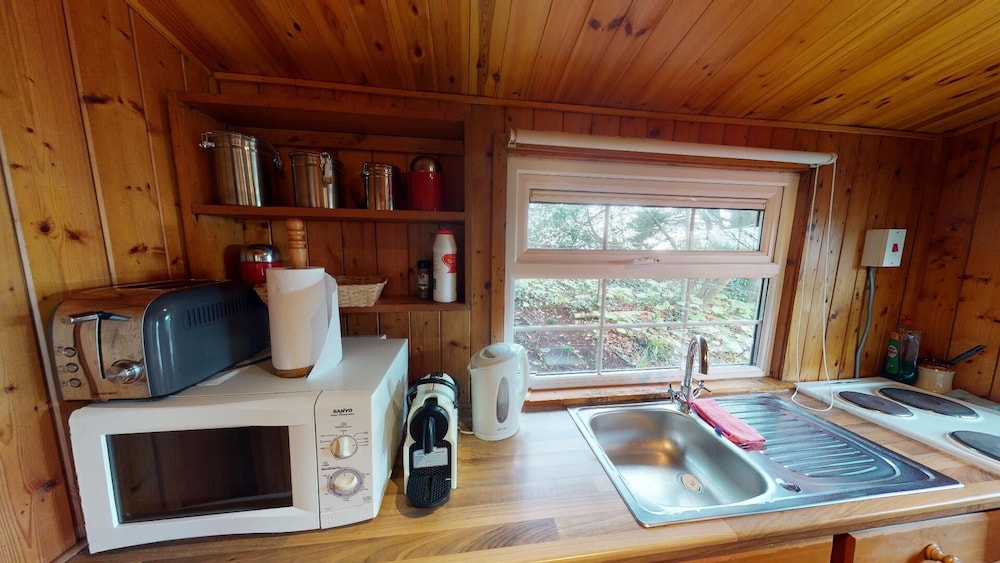 Traditional Cabin, Private Bathroom, Garden View (Tiny Rustic)