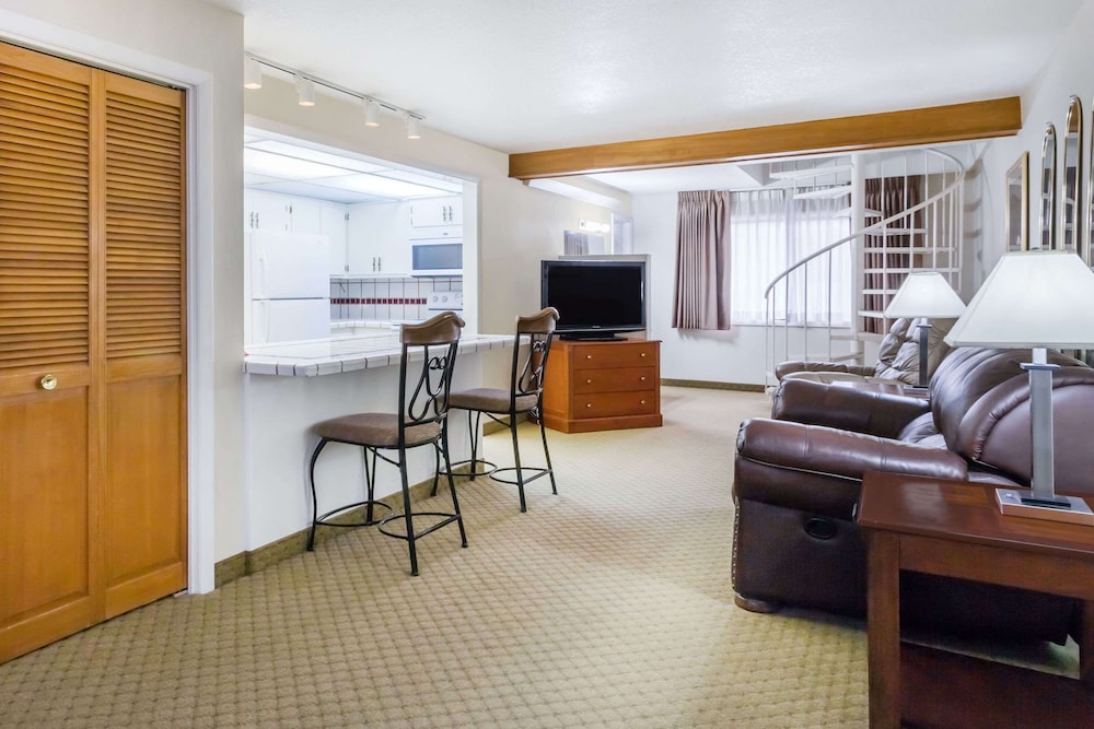 Family Suite, 2 Queen Beds, Non Smoking - Photo 2