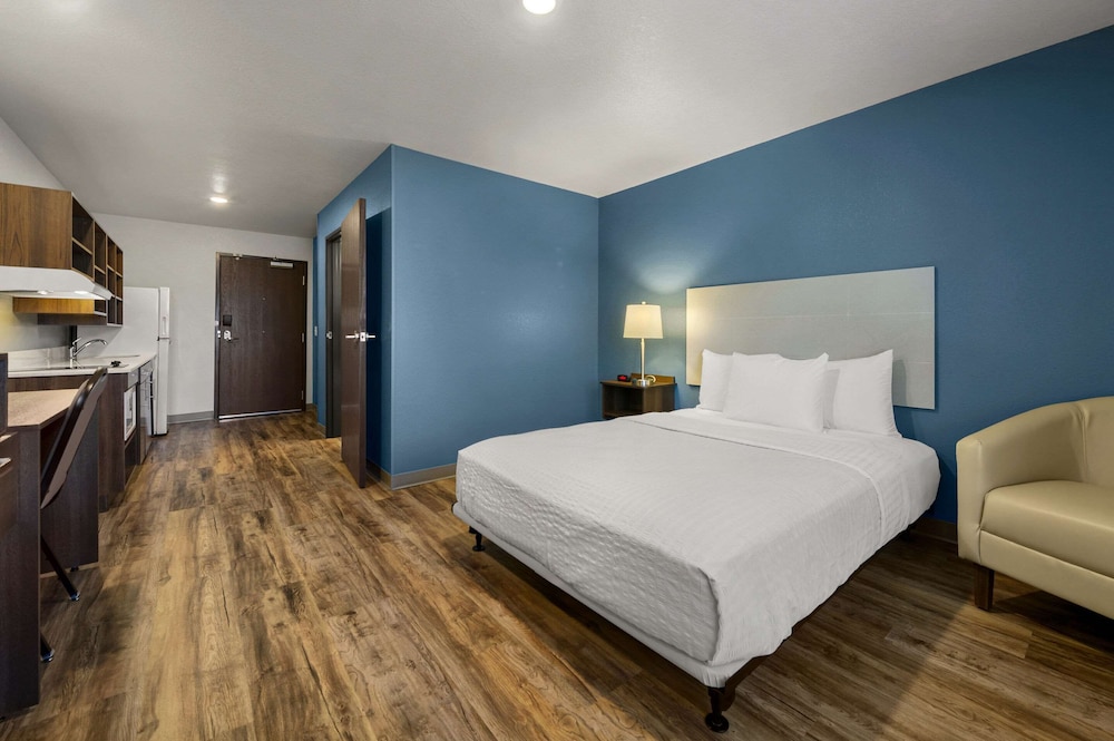 Suite, 1 Queen Bed, Accessible, Non Smoking (Accessible Tub) photo 2