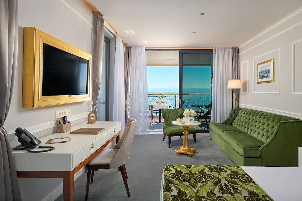 Superior Room, 1 King Bed with Sofa bed, Balcony, Sea front - Photo 10