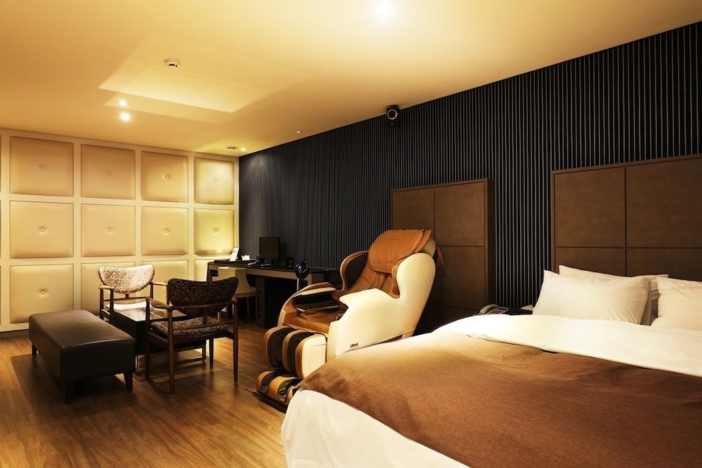 Suite - Photo 15