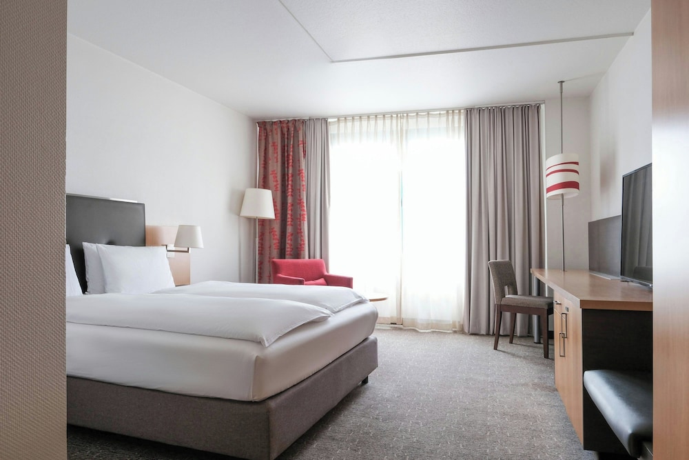Standard Room, 1 Queen Bed - Photo 10