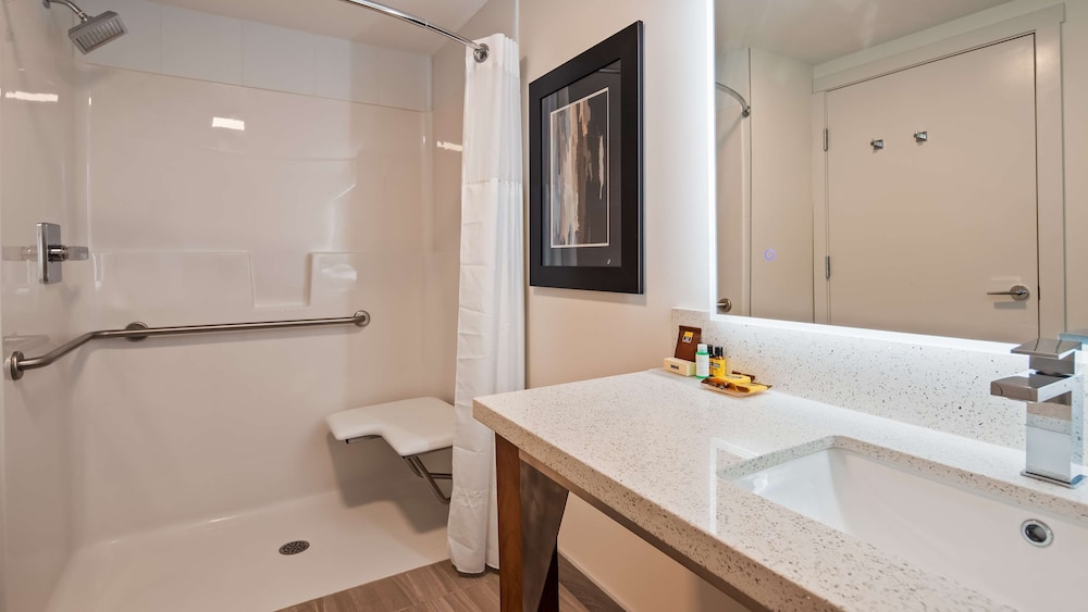 Suite, 1 King Bed, Non Smoking, Kitchenette (with Sofa bed) (non-Pet friendly) - Photo 6
